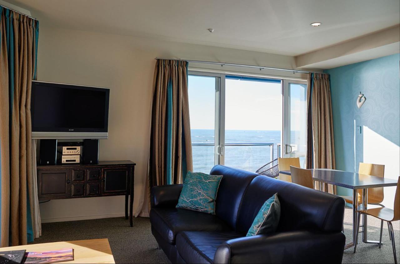 Waves On The Esplanade Apartment *
